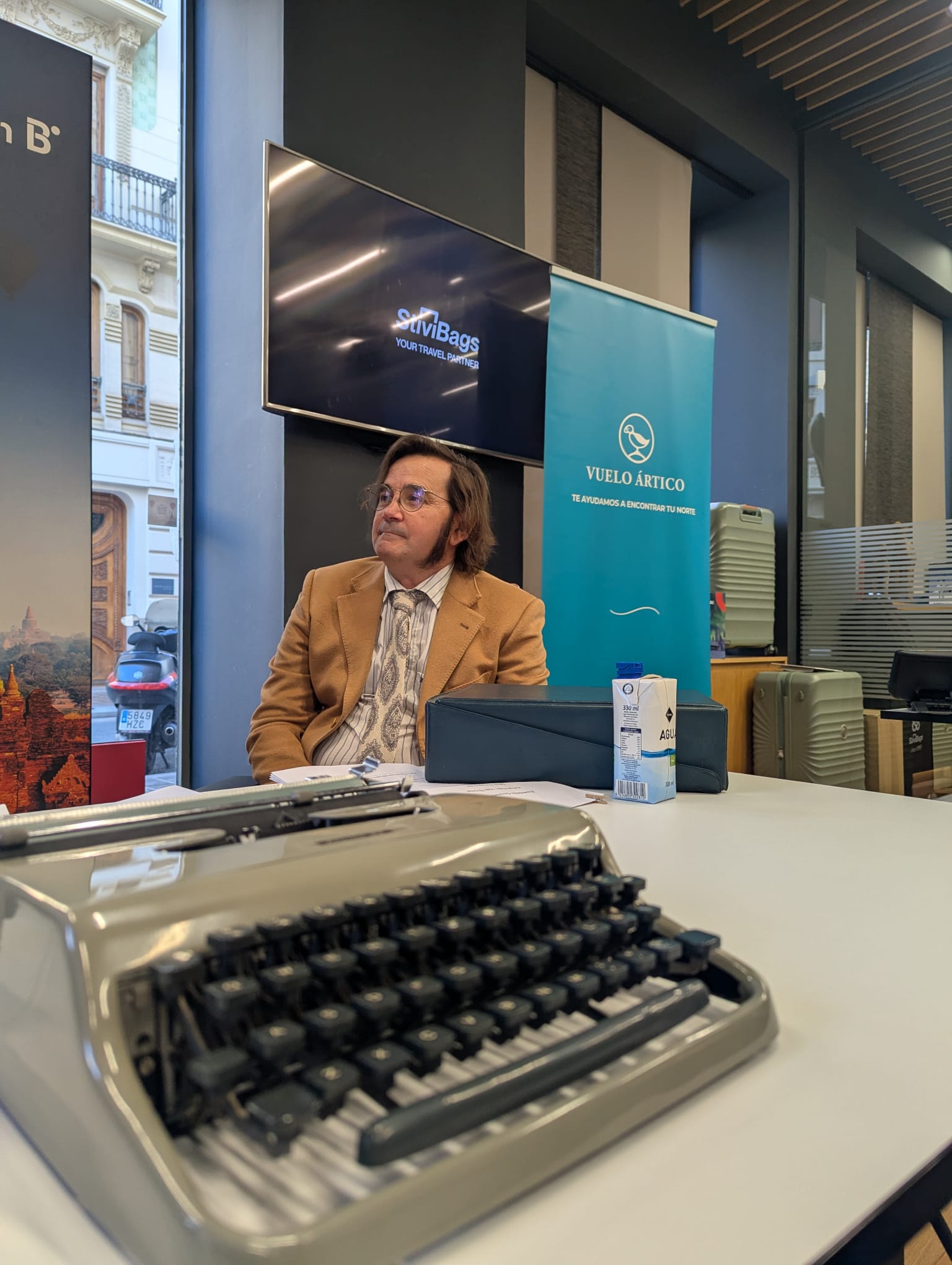 Pablo Vila Arteaga junto a una máquina de escribir durante la presentación.