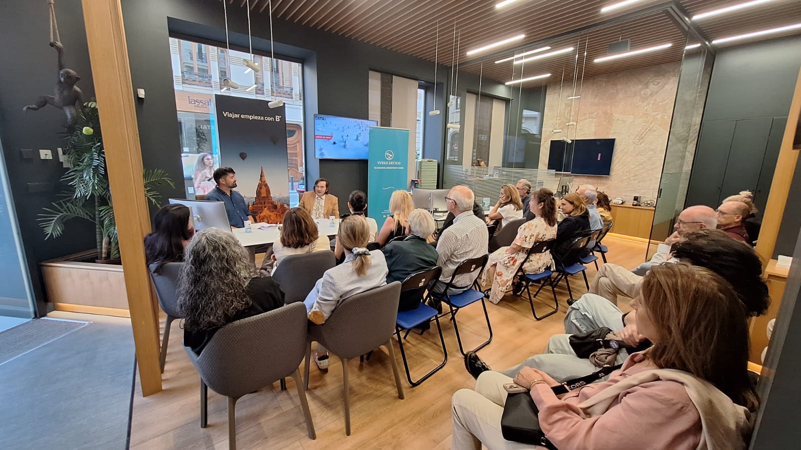 Presentación de Inventario del fuego con una amplia asistencia de público.
